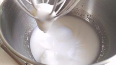 打到这样的这样的程度，再倒入剩下的1/2糖。继续用中高速度打。