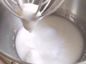 打到这样的这样的程度，再倒入剩下的1/2糖。继续用中高速度打。