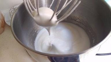 打到这样出尖尖头了，加入玉米粉和剩下的全部的糖。再用中速度打发。烤箱预热120度。