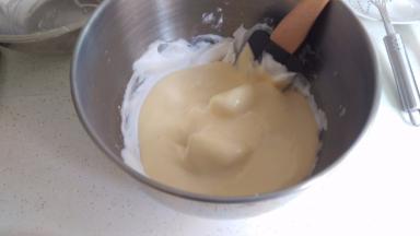 再把面糊倒回原来的蛋白中，不要太高处倒下去，低低的倒入，搅拌均匀，搅拌方式之前的蛋糕卷里有写清楚 。