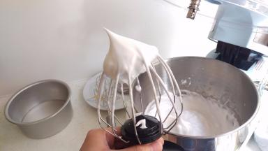 最后打到硬性发泡，像图这样就可以了，尖尖头向上。