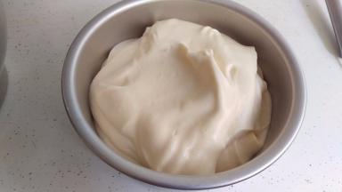 搅拌好后再倒入6寸的阳极磨具中。倒入7-8分满就好 ，不要太多，再把磨具从高处10-15cm丢下震2-3次，把里面的大气泡震出来。就可以放入烤箱，120度60分钟 ，再150度15-20分钟就能熟了，要把蛋糕磨具放在整个烤箱的中层位置。