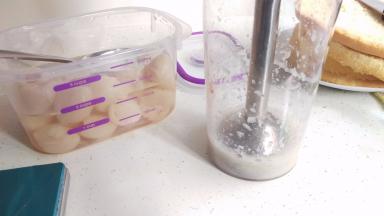 拿20G荔枝搅烂。