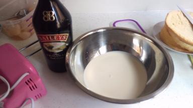 先把奶油用中速度打到4成发，大概有点浓稠，再加入20g搅烂的荔枝水+甜酒用低速度打。