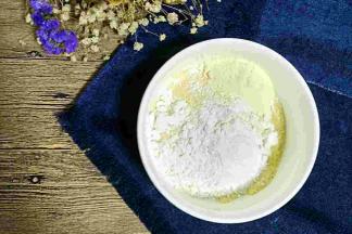 玉米粉，面粉，泡打粉，奶粉，糖，混合在容器中