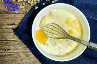 加入鸡蛋，牛奶。