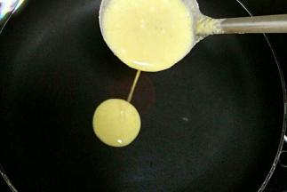 不沾油平底锅，加热，小火，小汤勺舀一勺搅拌好的面糊糊，滴落而下，这样饼比较圆。