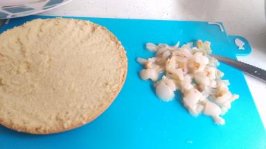 把荔枝切小块，蛋糕切3片，先放一片，抹成奶油后加入荔枝再加入奶油，然后放一片蛋糕片上去，以这样的方式 一共放3层蛋糕片，装饰的话就看个人喜欢了。这样蛋糕就做好咯！