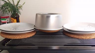 出炉后倒扣到凉了为止。