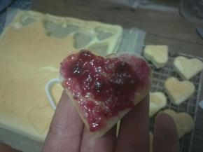 夹层抹上蓝莓果酱，再盖上一片心形小蛋糕。