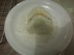 放在椰蓉里打个滚，四面都沾上椰蓉。