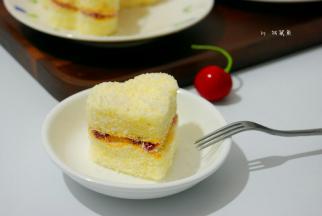 漂亮的心形小蛋糕就做好了。