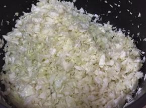 白菜洗净剁碎加少许盐腌制