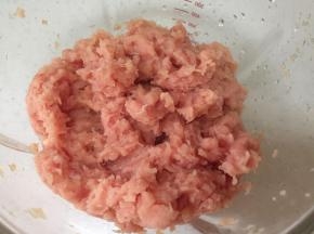 猪肉洗净搅碎