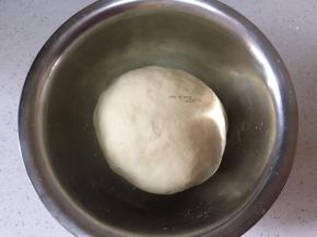 面粉加水，酵母揉匀，发酵二倍大