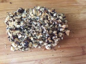 把泡发好的香菇洗净剁碎控水