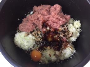 把腌制过的白菜挤去多余的水份加入生抽、老抽、蚝油、鸡蛋、麻油、盐搅打均匀做馅料