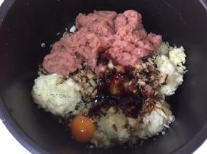 把腌制过的白菜挤去多余的水份加入生抽、老抽、蚝油、鸡蛋、麻油、盐搅打均匀做馅料