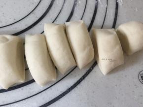 把发酵好的面团揉匀排气，分小剂子