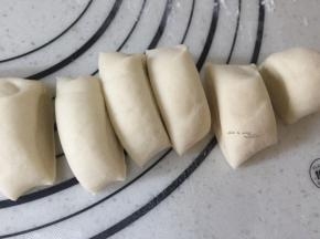 把发酵好的面团揉匀排气，分小剂子