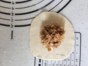 擀皮，包入馅料