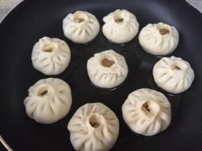 平底锅少许油，放入包子煎一下