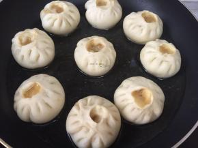 包子底部起壳子就可以倒入一碗水