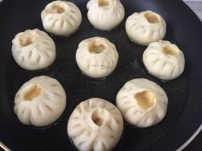 包子底部起壳子就可以倒入一碗水