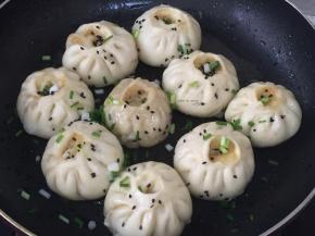 大概十五到二十分钟样子水收干，洒少许黑芝麻和葱花即可