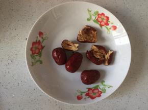 2. 红枣去核（也可以不去，我是去一半）