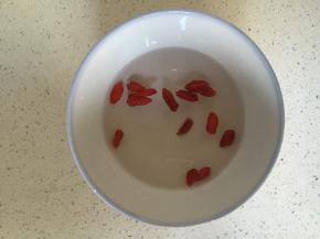 3. 枸杞提前清洗泡一下