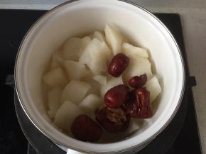 4. 锅中加入梨块和红枣，加入少量水（梨会出水，不要加太多水）