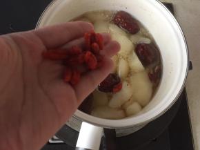 6. 小火慢炖20分钟左右，最后加入枸杞