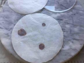 抺面神器出动，油纸按PVC圆板切2个圆形油纸