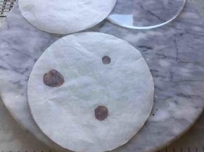 抺面神器出动，油纸按PVC圆板切2个圆形油纸