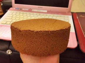 蛋糕出炉后轻震去热气后倒扣，放凉后脱模