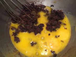 用后蛋法：玉米油和牛奶混合乳化，筛入粉类，加入蛋黄