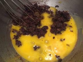 用后蛋法：玉米油和牛奶混合乳化，筛入粉类，加入蛋黄