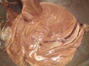 分3次将蛋白与蛋黄糊混合均匀