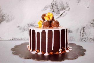 放上费列罗巧克力、迷你可爱多，洒上可可百利薄脆片