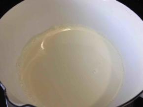 淡奶油加热至微沸