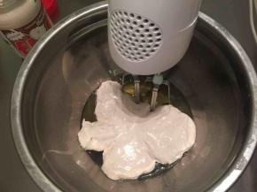 蛋清打入无水无油的打蛋盆，一次性加入Fluff棉花糖