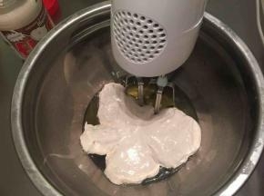 蛋清打入无水无油的打蛋盆，一次性加入Fluff棉花糖