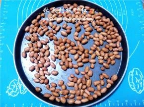 择取颗粒饱满均匀的花生，用清水淘洗一遍。