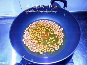 倒入没过花生的花生油。