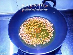 倒入没过花生的花生油。