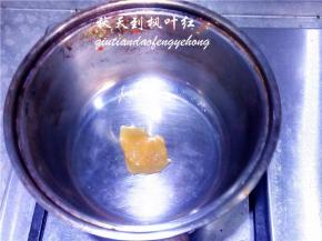 另用一干净的锅倒入蜂蜜。