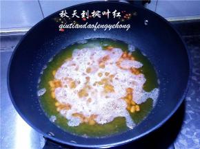 开小火翻炒油炸，待油温升高花生发出轻微噼啪声后关火。