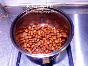 趁热倒入蜂蜜锅里，开极小的火翻炒至花生颗粒裹满蜂蜜，关火。