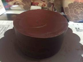 抹平修整好蛋糕胚，冰箱再冷冻5分钟